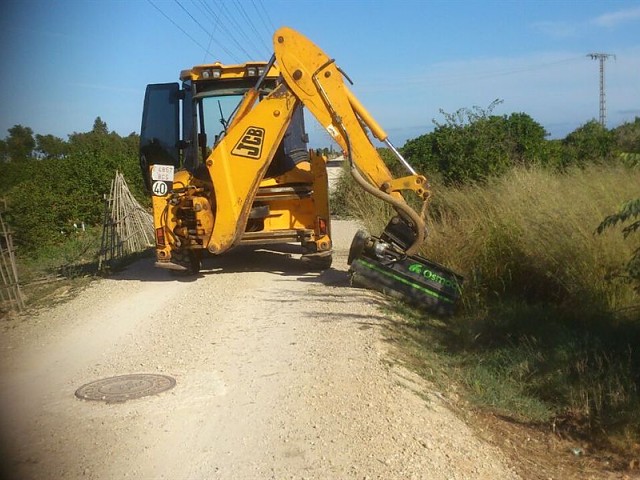 Cleaning ditches and ravines on Vía Verde